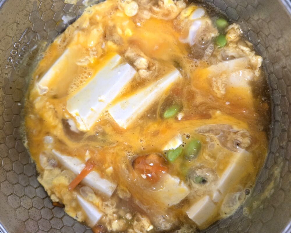 Bでとろみをつけてから、溶き卵を回し入れ、お好みの硬さになるまで火を通す。