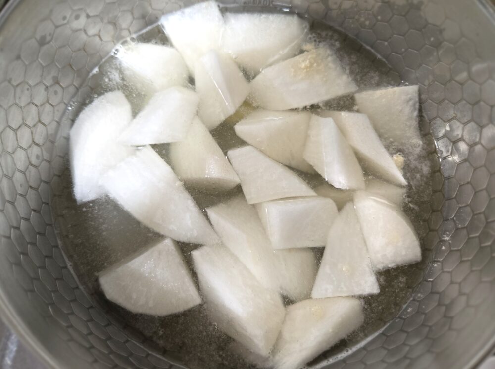 鍋にA、大根を入れて火にかけ、8分ほど煮る。