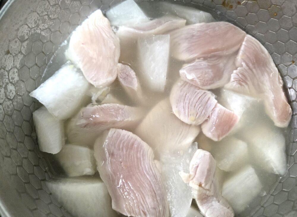 鶏肉を加えて、さらに4～5分煮る。