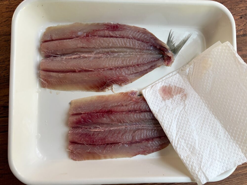 臭みが心配な人は、ほんの少々塩を振って10分置き、全体の水気をキッチンペーパーで取っておく。
