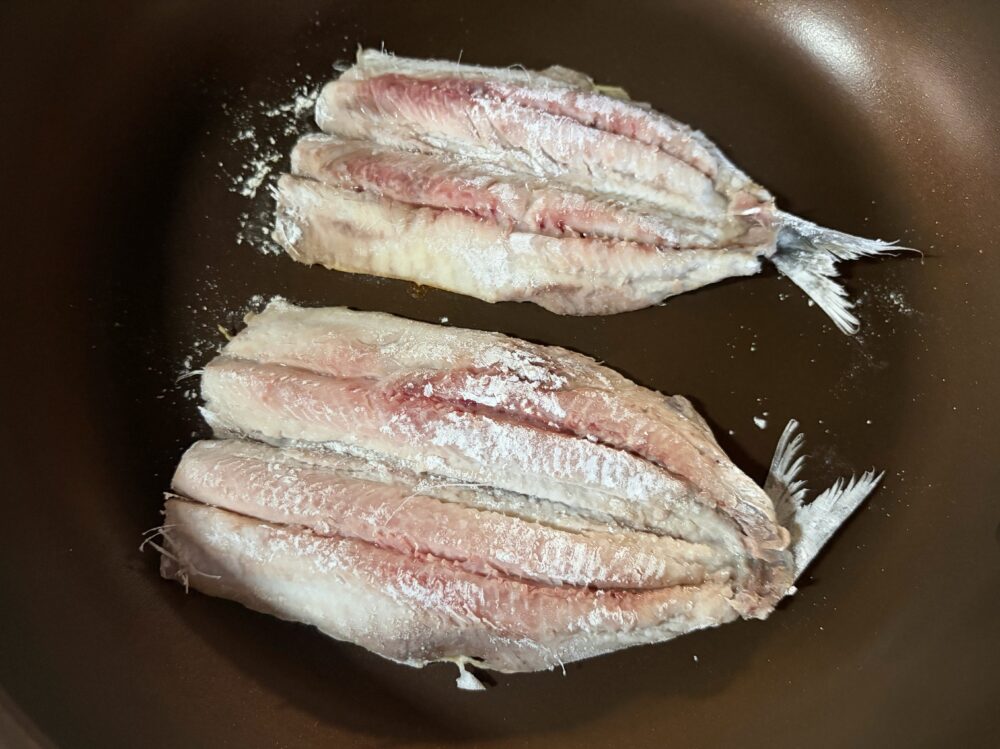 2に米粉を薄くまぶしてフライパンに並べ、中火でじっくり3～4分程焼く。