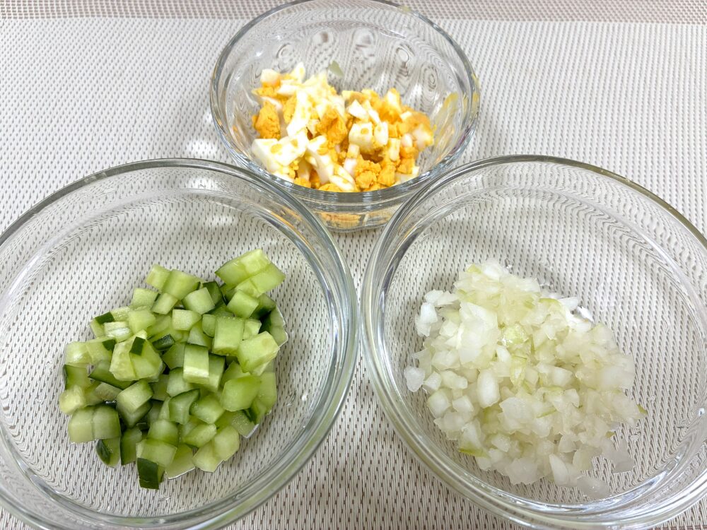きゅうりは3mm角程度のさいの目切りに、玉ねぎとゆで卵はみじん切りにする。