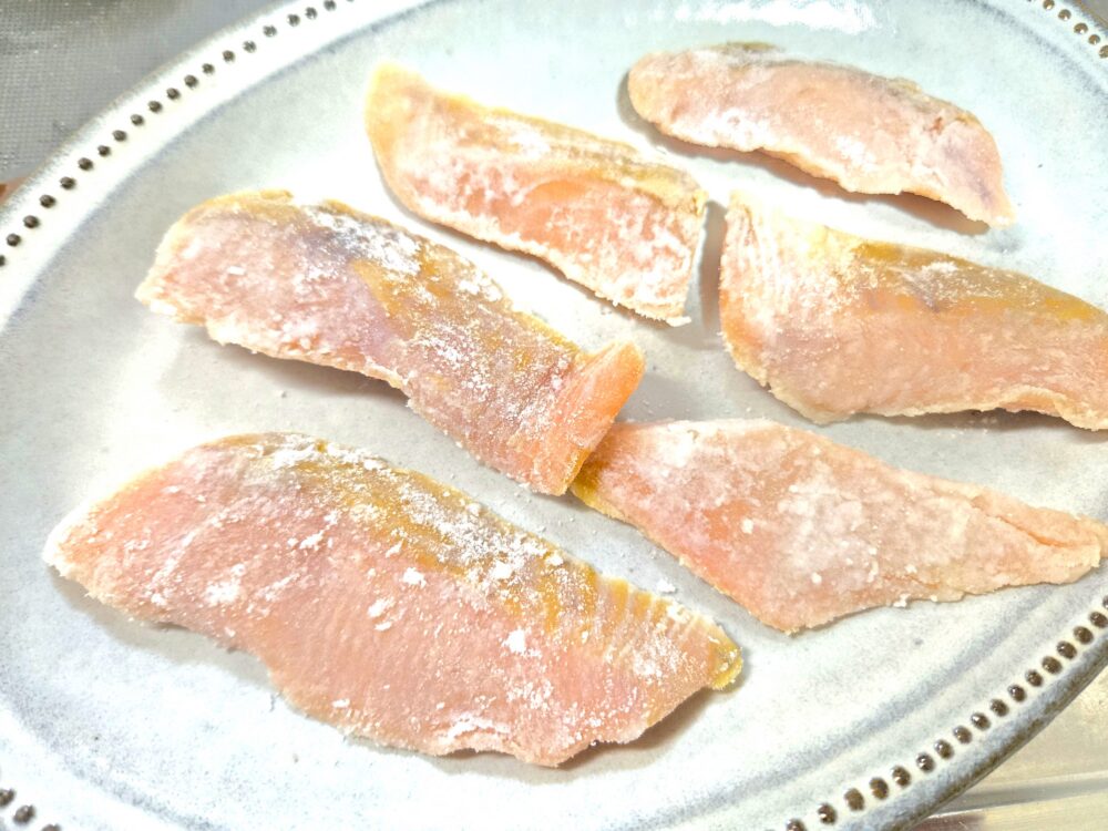 秋鮭は食べやすい大きさに切り、ペーパーなどで水分をふき取る。小麦粉を薄くまぶす。