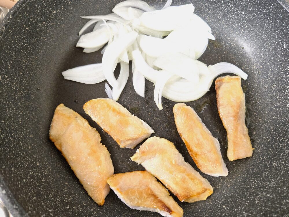 フライパンに油を熱し、1を並べ入れて中火で焼く。焼き色がついたら裏返し、フライパンの空いているところに、玉ねぎを加えて炒める。