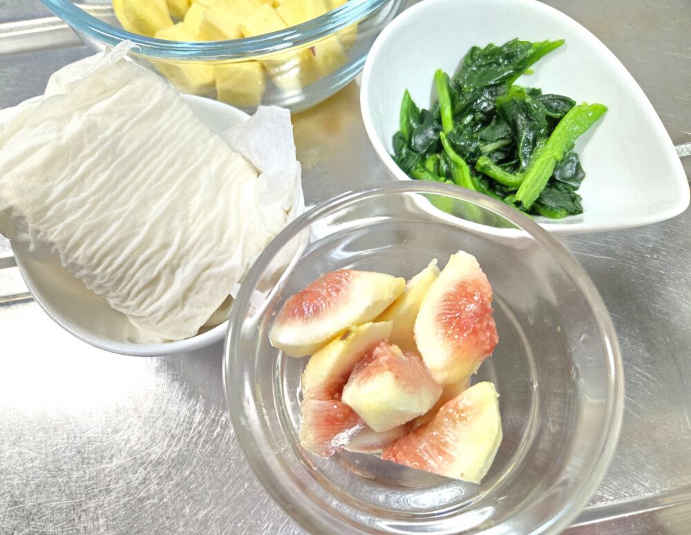 いちじくは食べやすい大きさに切る。豆腐はキッチンペーパーに包み、軽く水切りする。ほうれん草はサッと茹でるかレンジで30秒解凍しておく。