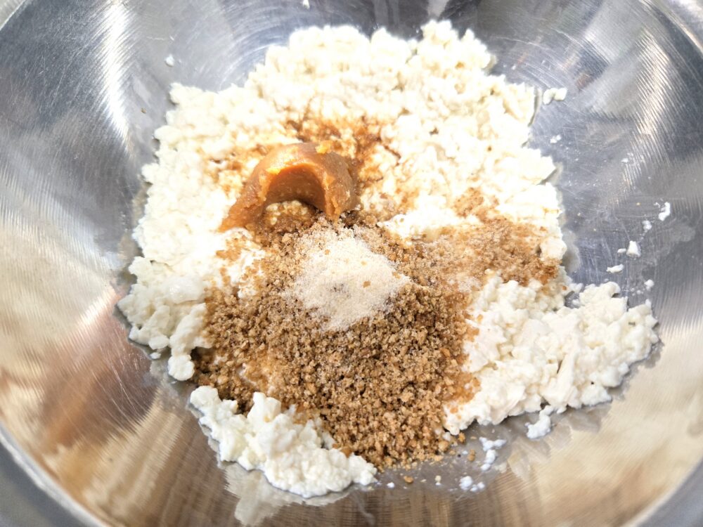 ボウルに豆腐を入れて潰し、白ごま、Aを加えて混ぜ合わせる。
