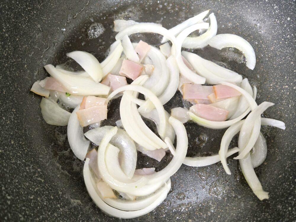 フライパンにバターを熱し、玉ねぎ、ベーコンorハムを加えて炒める。