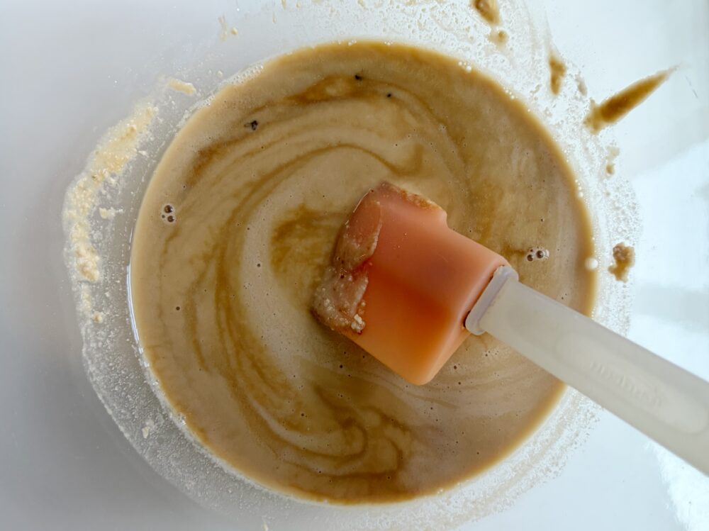 水と醤油を混ぜてツブツブが残らないようによく混ぜる。
