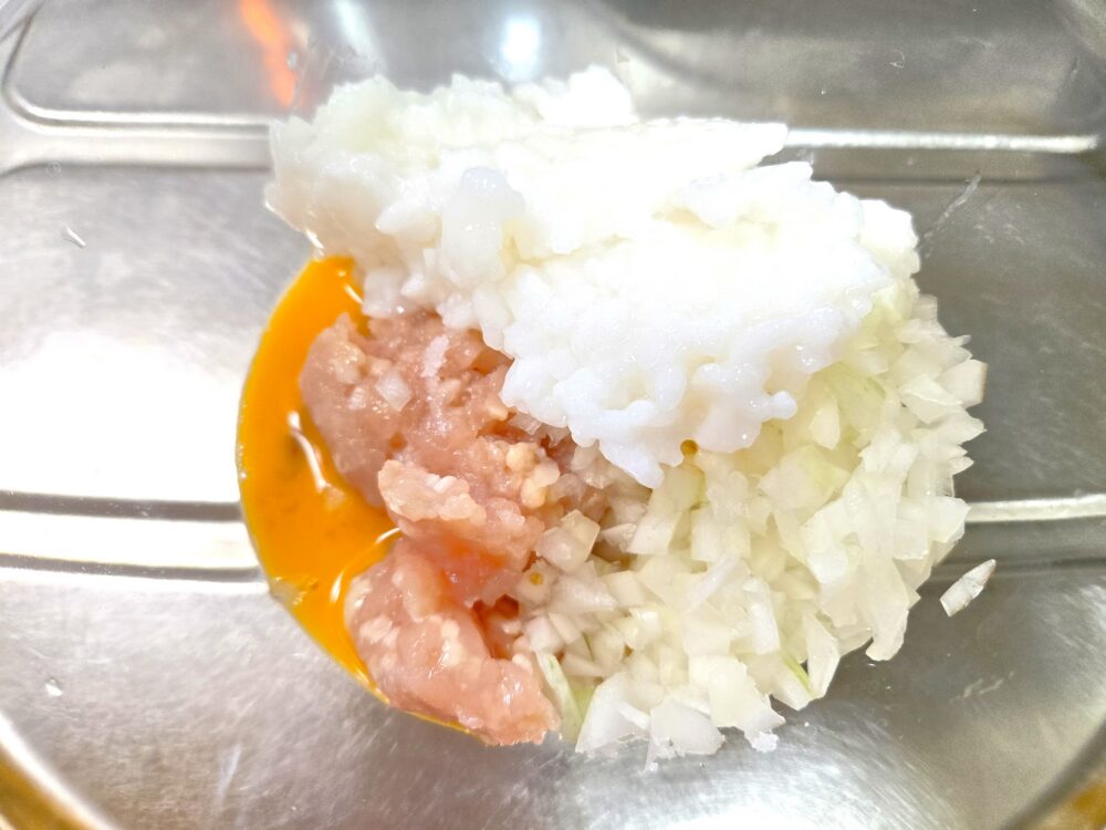 ボウルに、粥、ひき肉、玉ねぎ、卵、醤油、おろし生姜、塩を入れて混ぜ合わせる。