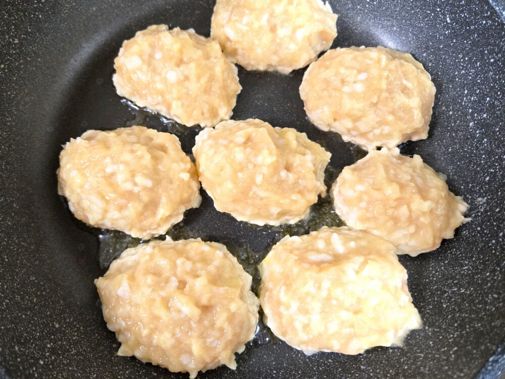 フライパンに油を熱し、3を並び入れて焼く。焼き色がついたら裏返し、蓋をして弱火で4～5分加熱する。