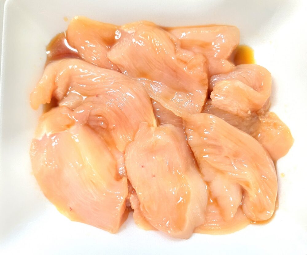 鶏肉はそぎ切りにして、Bを揉み込む。
