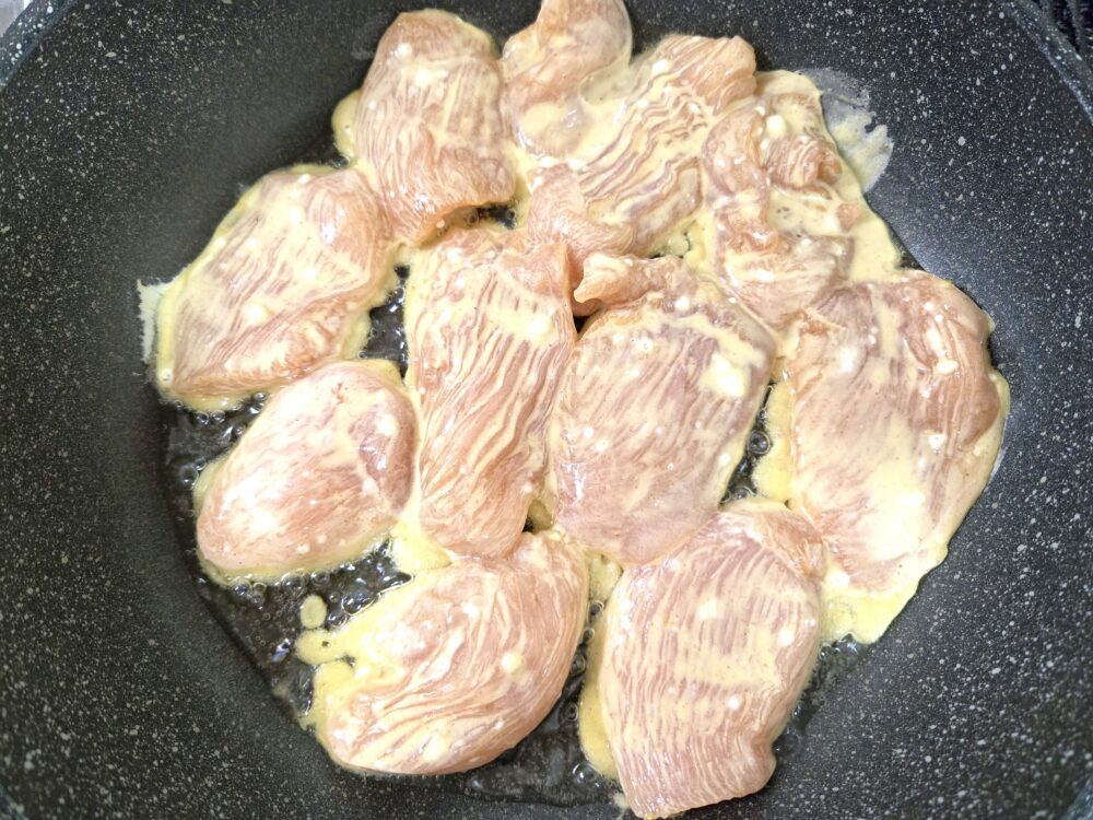 フライパンに油を敷き、3を並べ入れて、中火で2～3分焼く。衣が固まって焼き色がついたら、裏返して、さらに2～3分焼く。