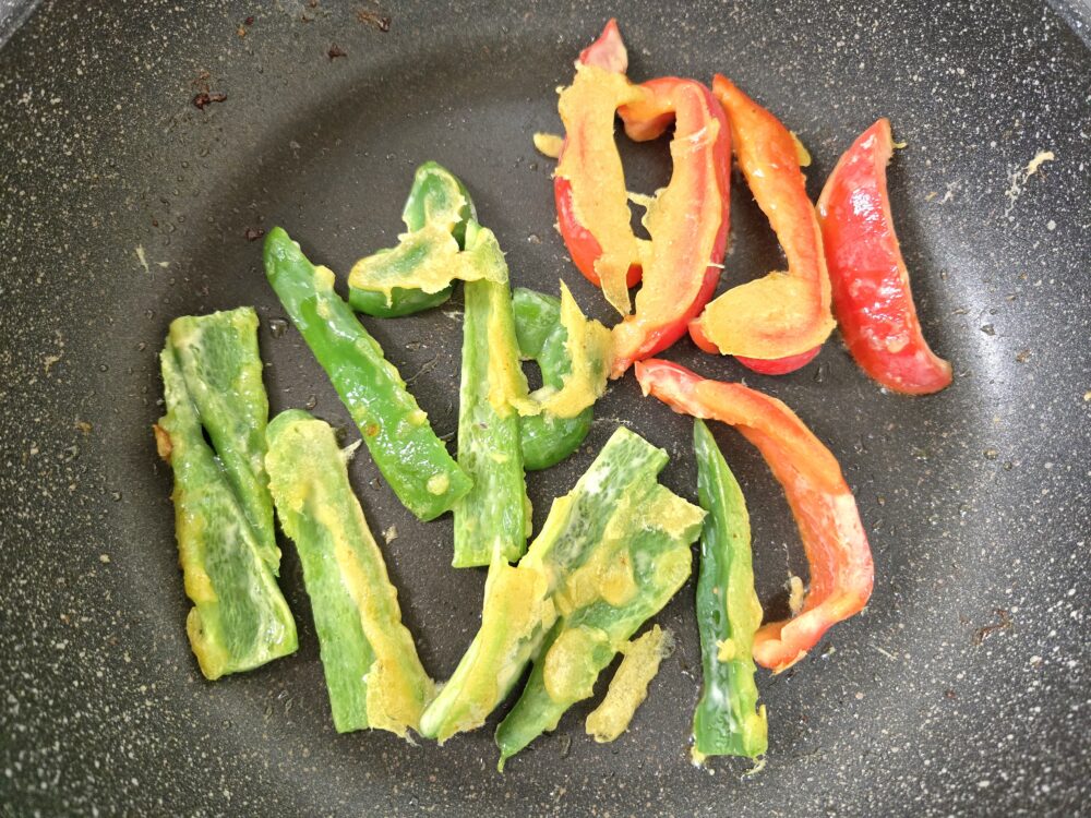 野菜類にも薄く衣をつけて、両面焼く。