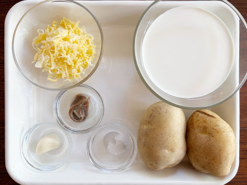 材料を揃える。アンチョビはペーストでも良い。にんにくは小さなものを1片用意する。