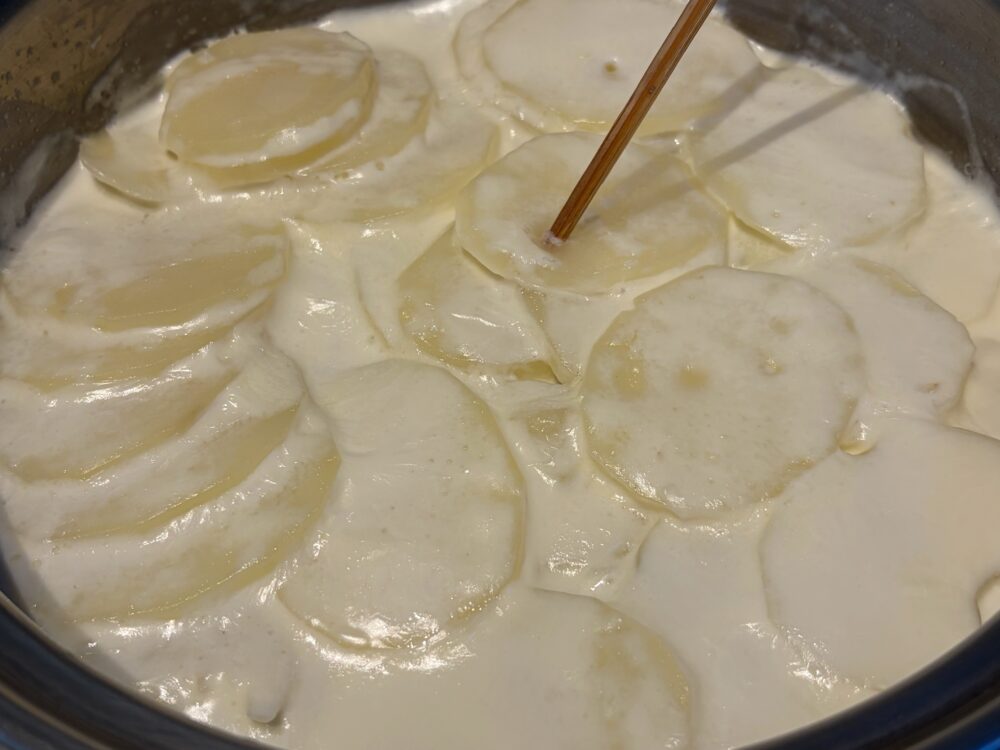 じゃがいもにスッと竹串が通るまで中火よりの弱火でコトコトと火を通す。