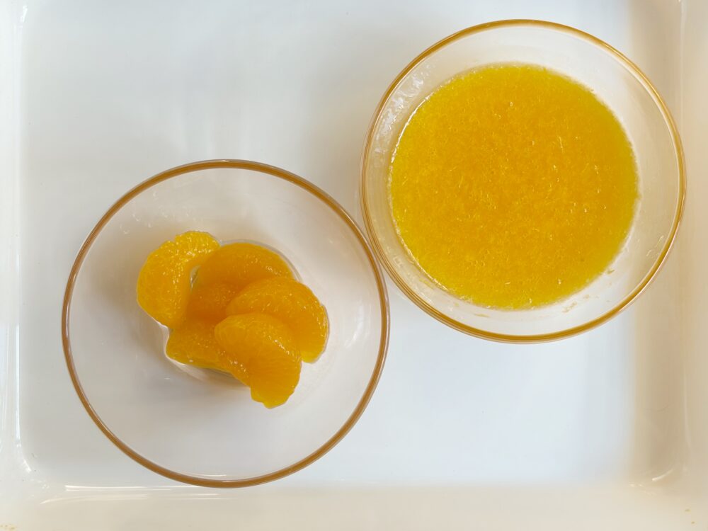 みかん缶は飾り用を少し取っておき、残りは潰してソースにする。