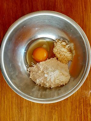 ボウルに卵と砂糖・薄力粉を入れ、泡だて器でダマがなくなるまでぐるぐる混ぜる。