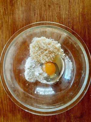 耐熱ボウルに卵と砂糖・薄力粉を入れ、泡だて器でぐるぐる混ぜる。