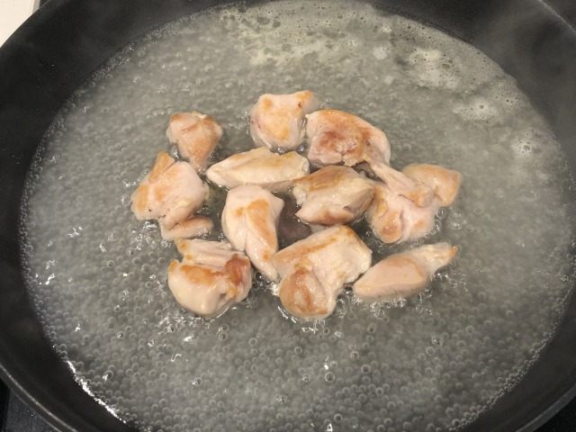 フライパンに薄くオリーブオイルを引き、鶏肉を焼く。両面に焼き目がついたら昆布だしを加えて鶏肉に火が通るまで加熱する。
