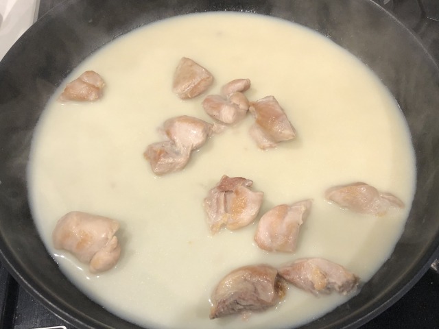 鶏肉に火が通ったら、ごく弱火にし、豆乳を加えて味噌を溶き入れる。