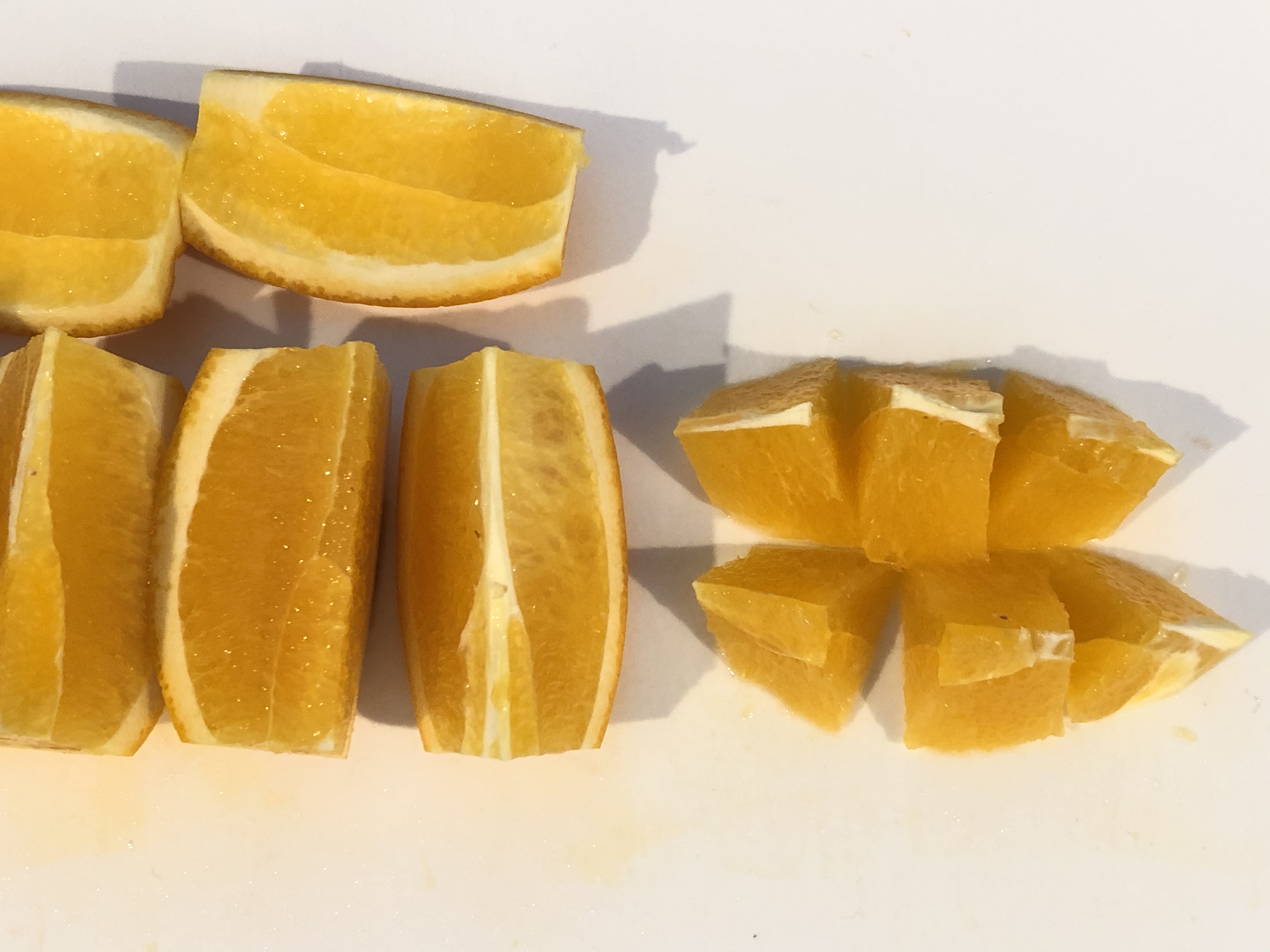 オレンジは6等分のくし切りにして皮を取り、一口大に切っておく。