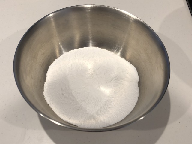 米粉とベーキングパウダーをボールに入れ、泡立て器を使いよく混ぜる。オーブンを170度に予熱する。