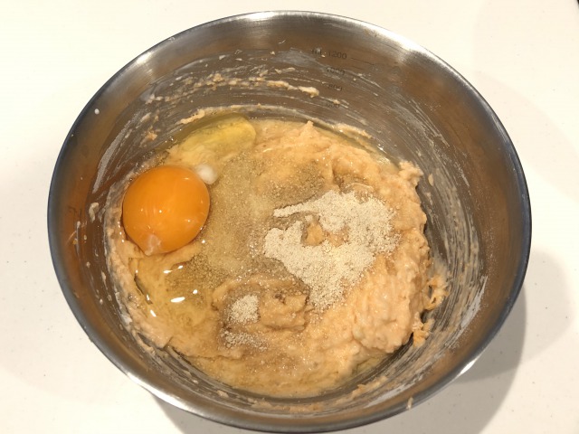 2がよく混ざったら、卵とてんさい糖を加えてさらに混ぜる。