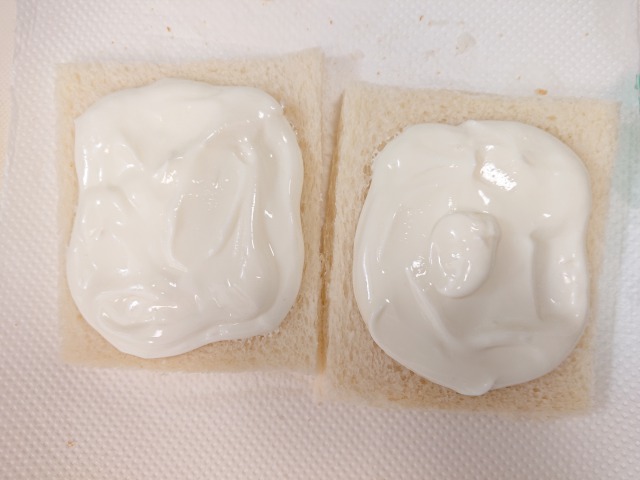 パン1枚につき、ヨーグルト1/4量ずつ塗る。1枚のパンにフルーツの断面がくるように並べ、もう1枚の食パンをのせて軽く押さえる（パン同士をなじませる）。もう1つ同じものを作る。