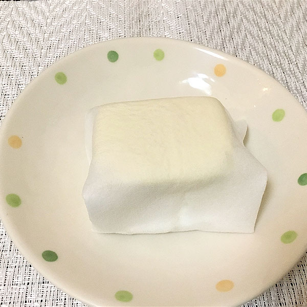 豆腐はキッチンペーパーに包み、電子レンジ500Wで1分加熱し、水切りする。