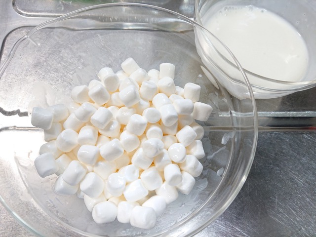 ヨーグルト100g＋豆乳50mlを混ぜ合わせる。