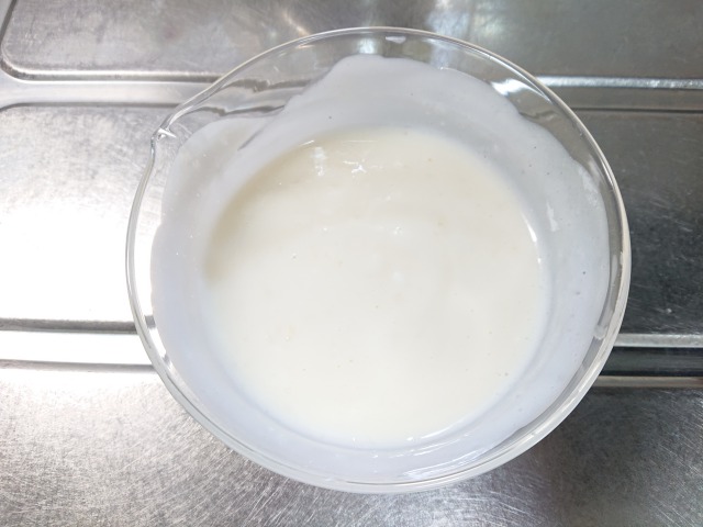別のボウルで、マシュマロ100g＋豆乳50mlを混ぜ、ふんわりとラップをかけて、レンジ600wで1分20秒加熱する。熱いうちに1を加えて混ぜ合わせる。