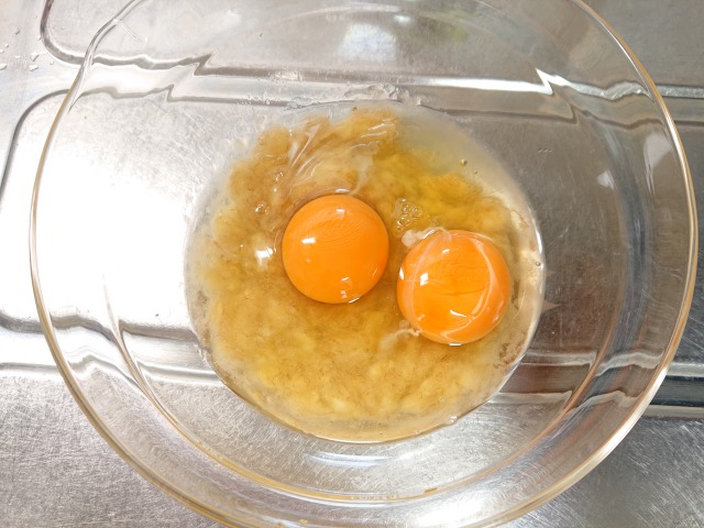 1に卵を割り入れ、泡だて器で生地がふんわりするまで混ぜる。