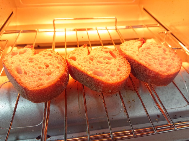 1のバケットをトースターで焼き色がつくまで焼き、食べる直前に2をのせる。