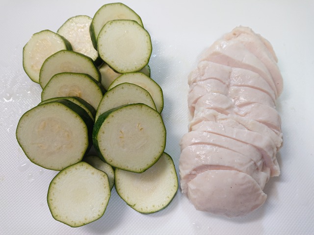 サラダチキンはそぎ切りに、ズッキーニは1cm厚の輪切りに、水菜は3～4cm幅に切る。