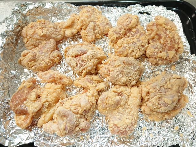 1の鶏肉の汁気を軽く切り、混ぜ合わせたbをまぶす。アルミホイルに鶏肉を重ならないように並べる。トースターで10分焼き、裏返してさらに5分ほど焼く。