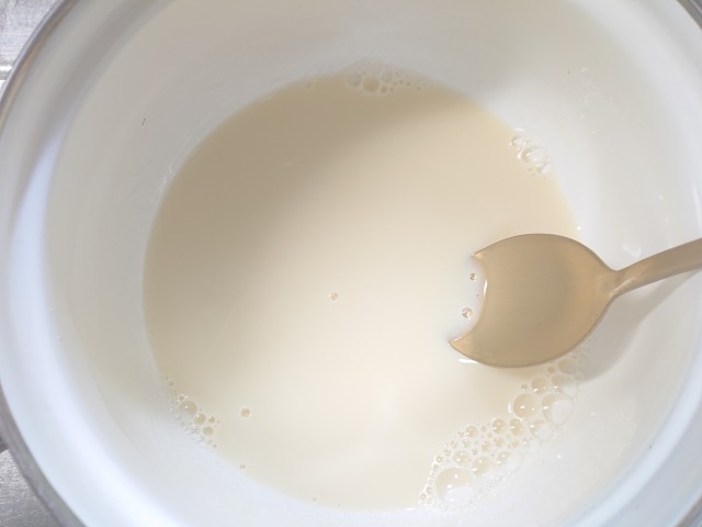 2に残りの豆乳100mlを加えて、ゆっくりと混ぜ合わせる。粗熱が取れたら、冷蔵庫で冷やし固める。