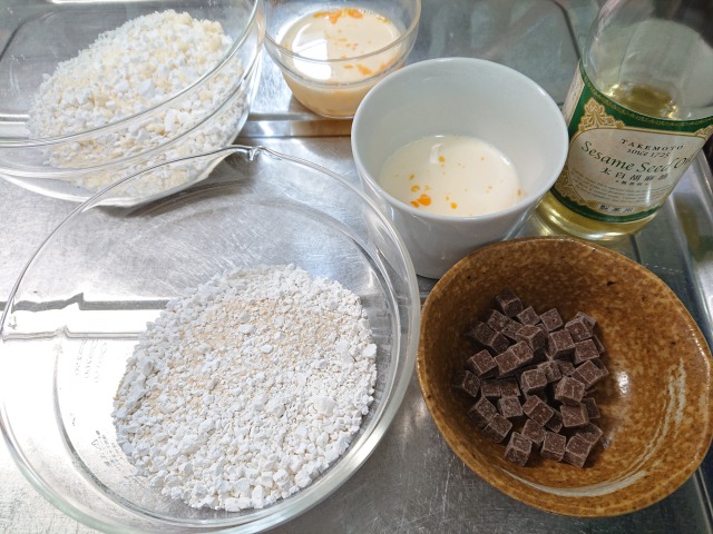 ★粉チーズ味
卵と豆乳を混ぜ合わせる。
★チョコ味
白玉粉と砂糖を合わせる。卵と豆乳を混ぜ合わせる。