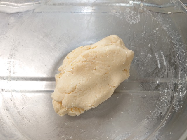 ★粉チーズ味
ボウルに白玉粉を入れ、1を少量ずつ加え、白玉粉の粒をすりつぶすように手で混ぜる。粉チーズを加えて、耳たぶくらいの硬さになるまでこねる。