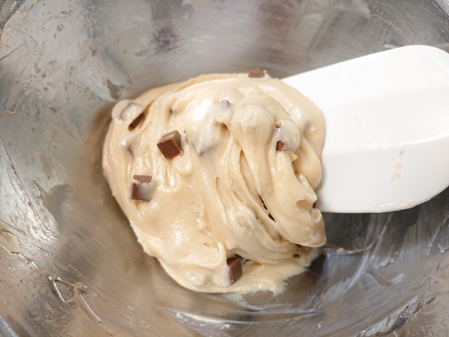 ★チョコ味
白玉粉に、卵液を少量ずつ加え、2同様、白玉粉の粒をすりつぶすように混ぜる。油を少しずつ加えて混ぜる。生地がなじんだら、チョコチップを加えて混ぜ合わせる。