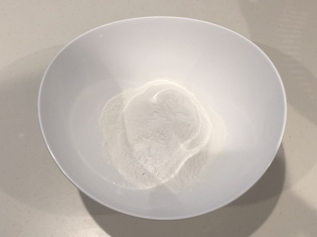 米粉とベーキングパウダーをボウルに入れて混ぜる。