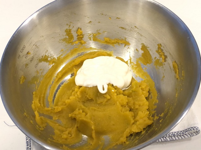 軟らかくなったかぼちゃと砂糖をボウルに入れ、ペースト状にする。粗熱がとれたら1の水切りヨーグルトを加えてさらに混ぜる。