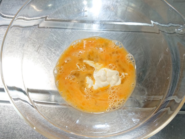 ボウルに卵を溶きほぐし、マヨネーズを加えて混ぜ合わせる。