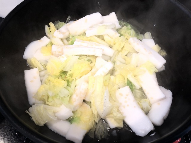 沸騰して白菜がしんなりしたら鶏がらスープの素を加えてよく混ぜる。