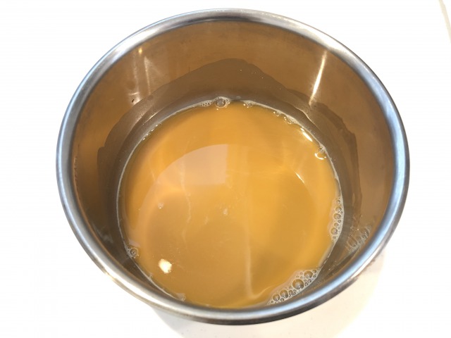 鍋に片栗粉、てんさい糖、ほうじ茶を入れよく混ぜる。