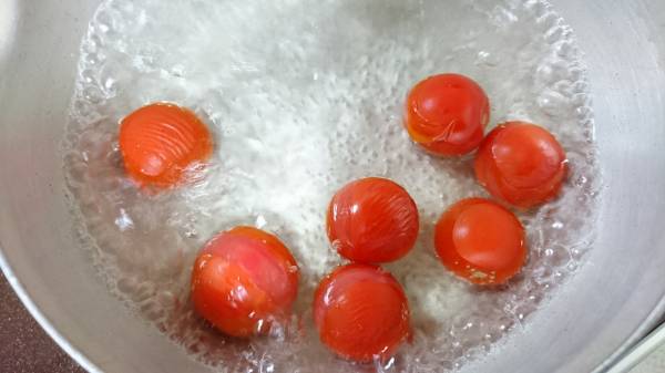 ミニトマトは熱湯にサッと通して、皮をむく。