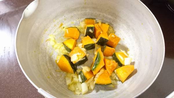 鍋にオリーブ油とにんにくを入れて香りをだし、1のかぼちゃと玉ねぎを加えてかるく炒める。水を足してふたをして、弱火でかぼちゃに火が通るまで蒸し煮にする。