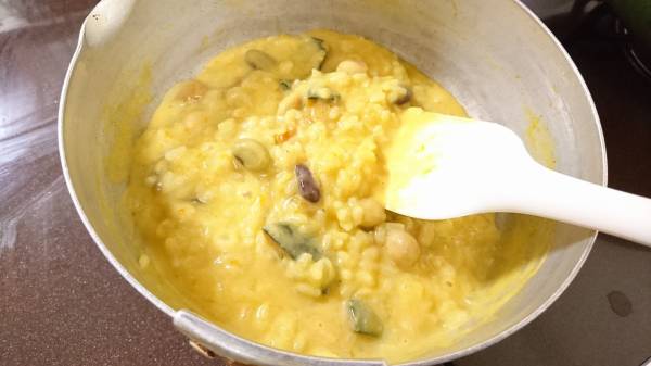 蒸し豆とごはんを加えて、混ぜながら水分を飛ばすように炒め煮する。塩こしょうで味をととのえ、器に盛り、お好みで粉チーズやパセリを散らす。