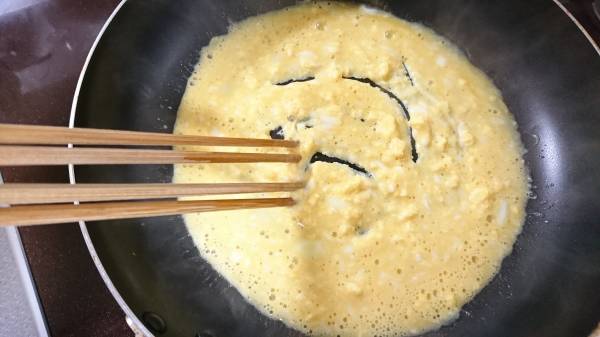 別の鍋に溶き卵とbを入れ、弱火にかける。絶えず混ぜながら炒り卵を作る。