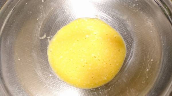 すり鉢にはんぺん、aを加えてよく混ぜる。なじんだら溶き卵を数回にわけて加え、混ぜる。
