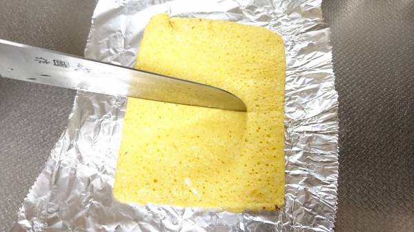 焼き色がついたらアルミホイルの上に玉子焼きをのせ、巻きやすいように3か所ほど包丁で切れ目を加える。